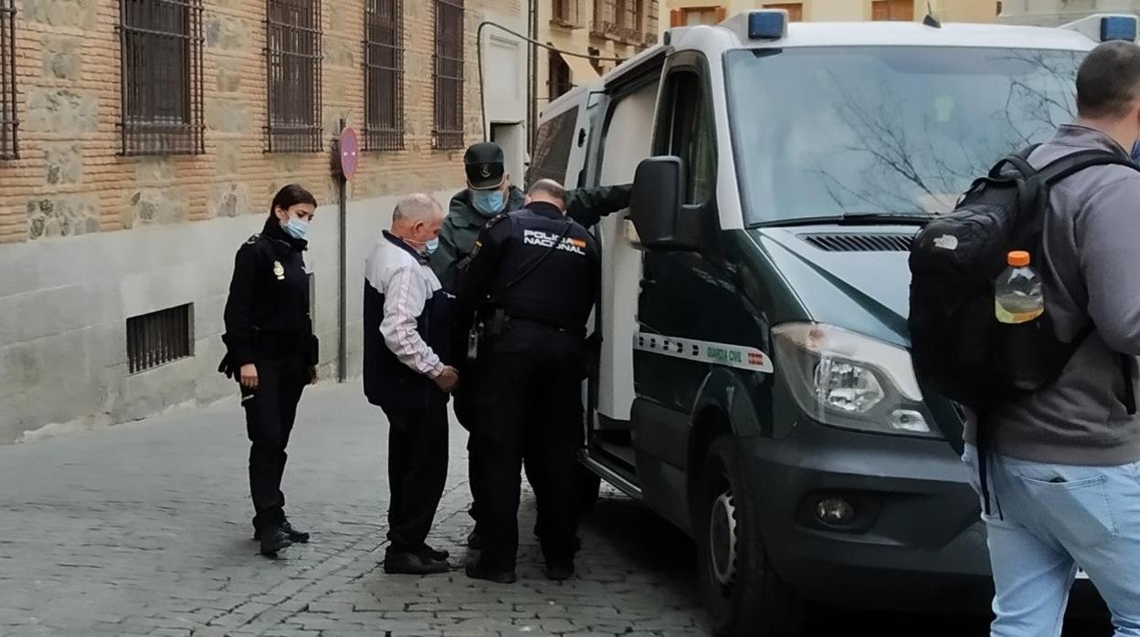 Antonio sube a un furgón de la Guardia Civil tras el acuerdo