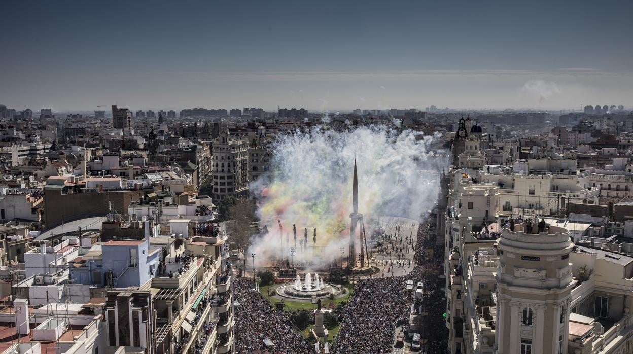 Imagen de archivo de una mascletà en el centro de Valencia