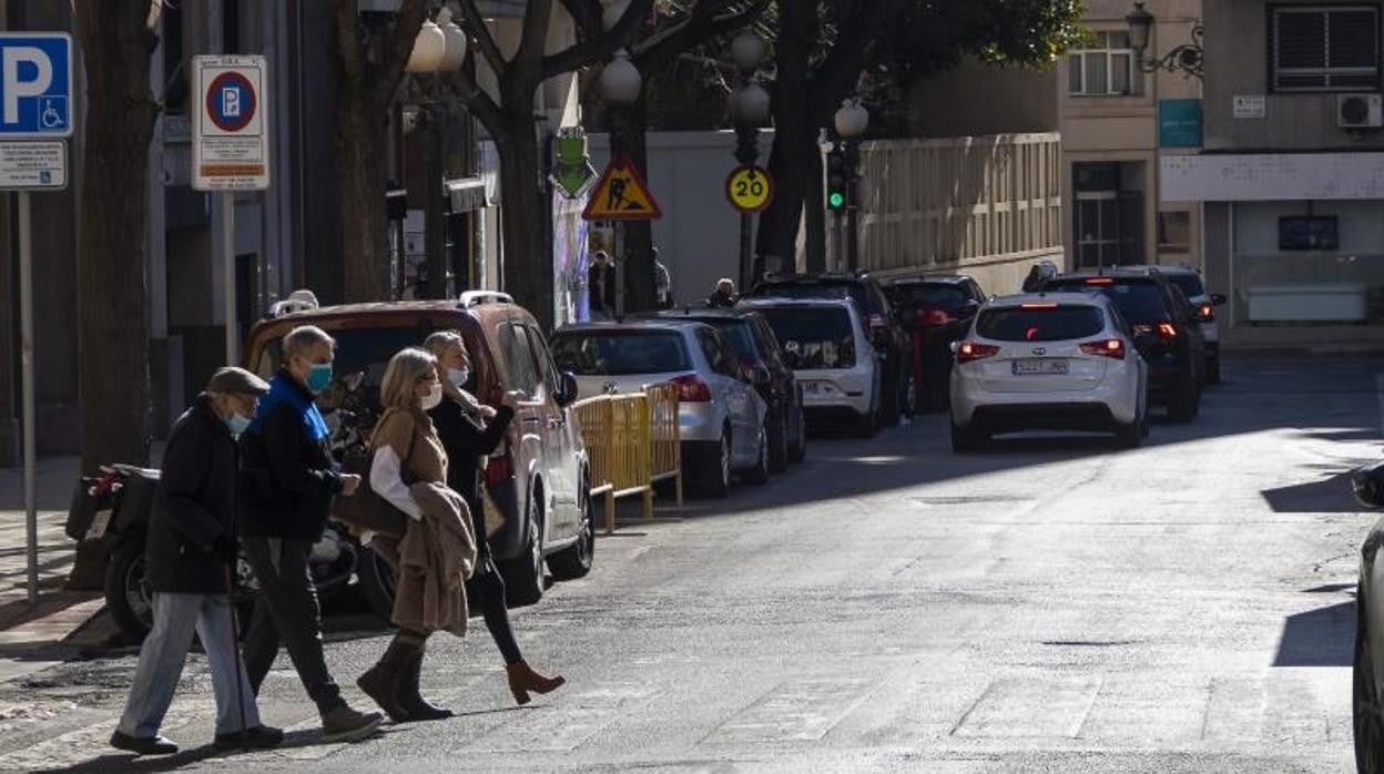 Varios transeúntes caminan por una zona en obras de peatonalización de calles en el Centro Tradicional de Alicante