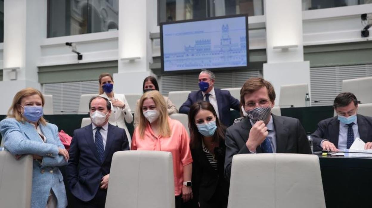 Martínez-Almeida y parte de su equipo de concejales, ayer en el pleno municipal