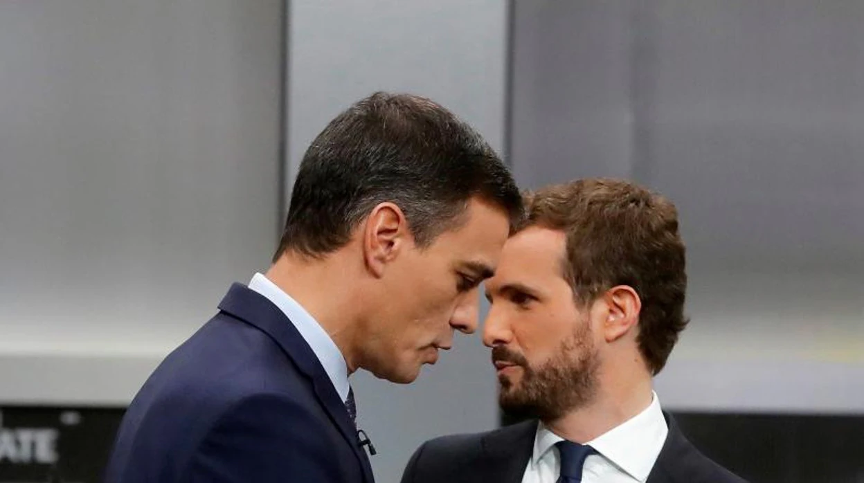 Pedro Sánchez (i) y del PP, Pablo Casado, momentos antes de un debate electoral en 2019