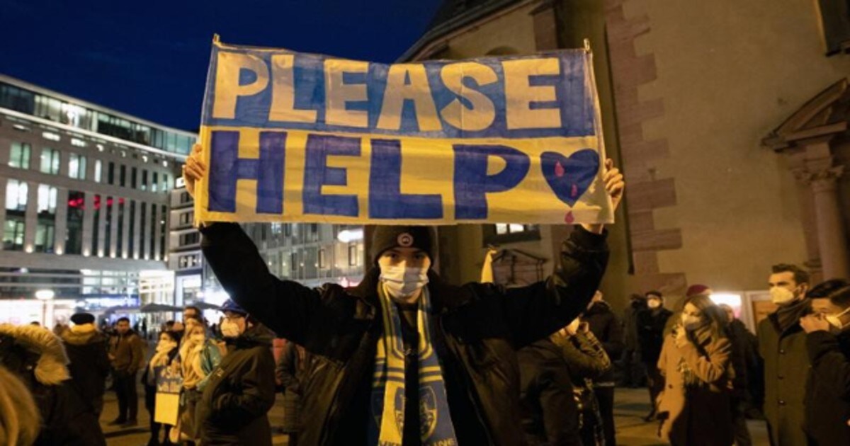 Un hombre muestra un cartel de ayuda para Ucrania en Alemania