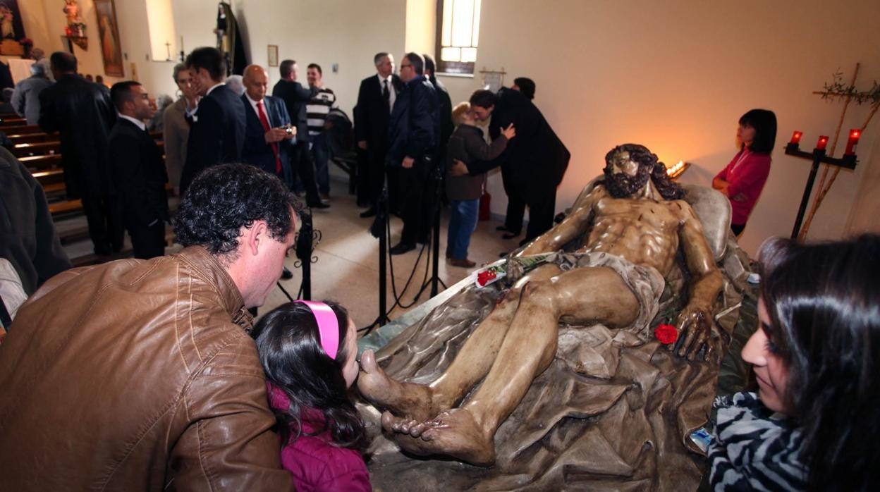 Antes de la pandemia, la Hermandad del Cristo del Amor y de la Paz, de Salamanca, celebra el tradicional besapiés al Santísimo Cristo de la Liberación