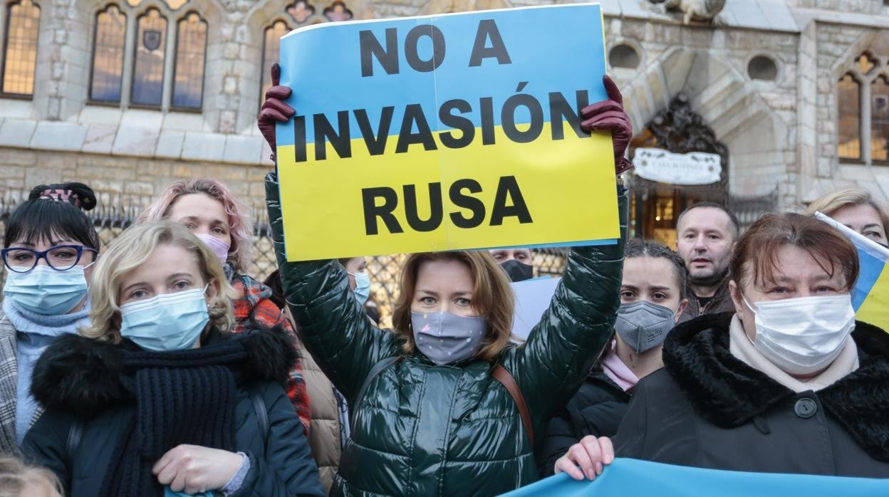 Medio centenar de ucranianos se concentran en el centro de León en contra de la guerra