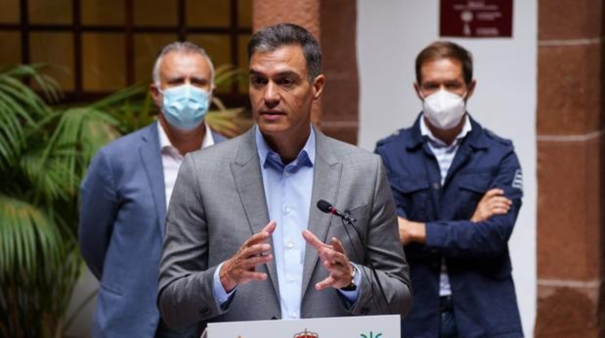 Pedro Sanchez en La Palma con el presidente canario y el presidente del Cabildo palmero