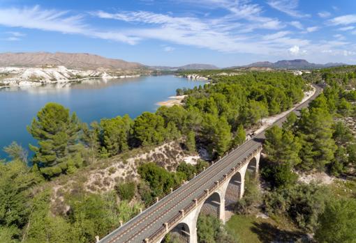 Tren turístico de Hellín junto al embalse del Camarillas