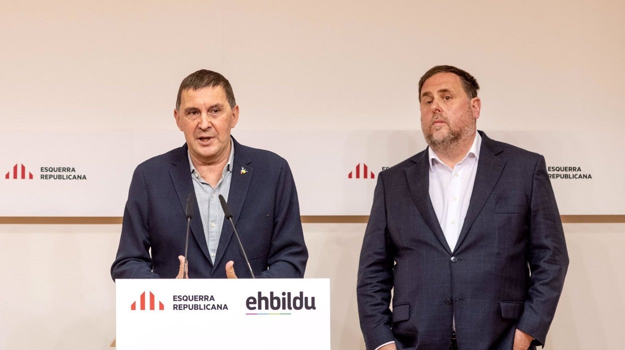 Arnaldo Otegi y Oriol Junqueras, hoy, en la sede de ERC en Barcelona