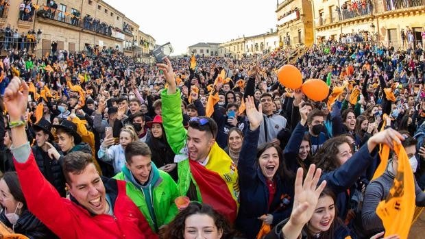 Ciudad Rodrigo estalla en fiestas con el ‘Campanazo’ del Carnaval del Toro