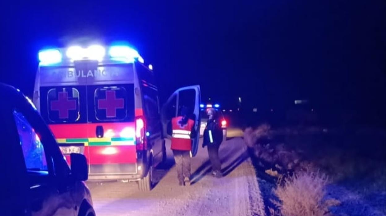 La ambulancia donde atendieron al hombre después de haber sido localizado