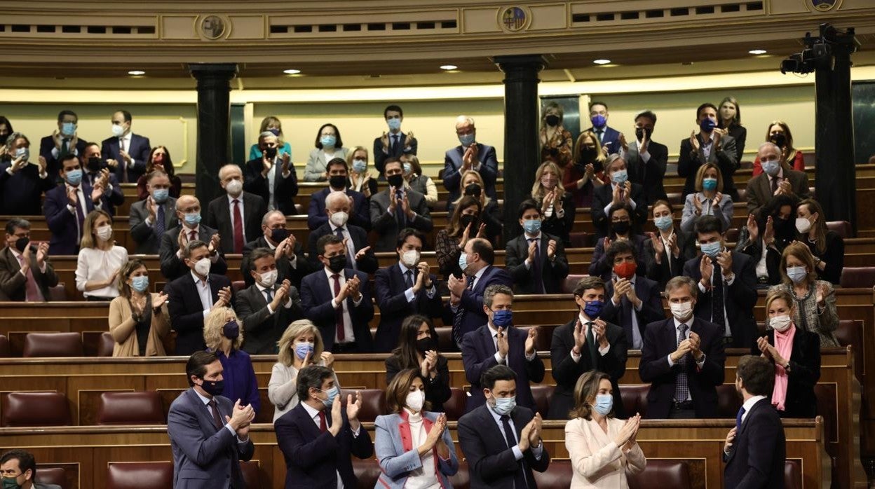 Pablo Casado es aplaudido por los miembros del PP, en la sesión el miércoles en el Congreso de los Diputados/ Mazón apoya a Feijóo para liderar el PP y augura un «importante» peso valenciano