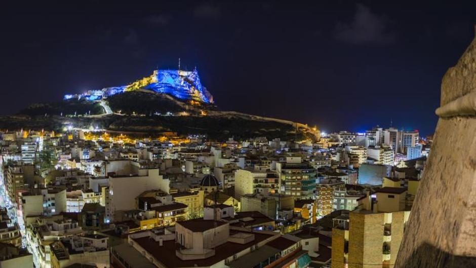 El Castillo de Santa Bárbara en Alicante se ilumina con los colores de la bandera de Ucrania por su invasión