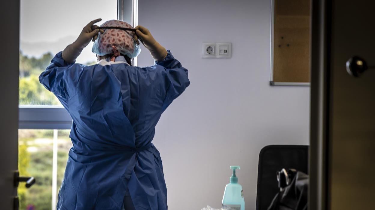 Un sanitario de un hospital valenciano