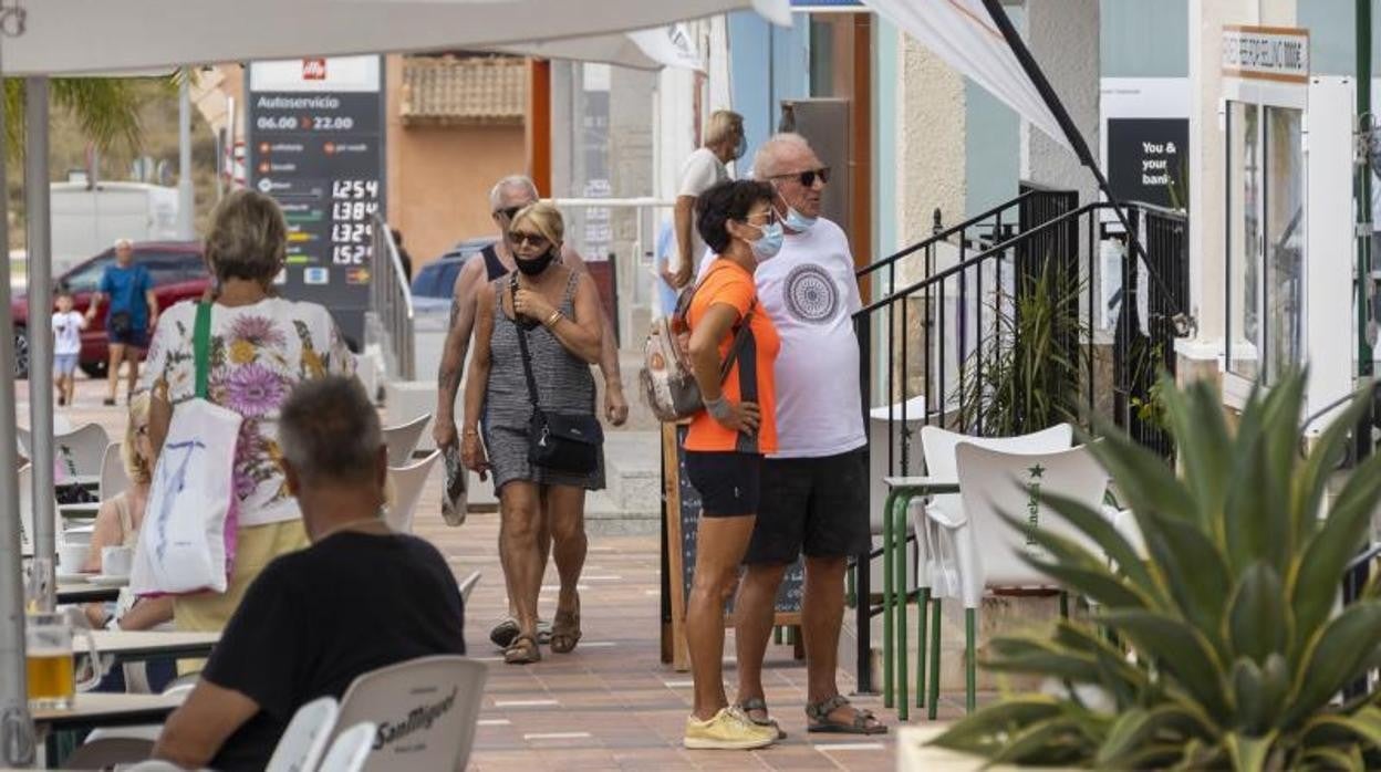 Turistas buscan alojamiento en una zona residencial de la Costa Blanca alicantina