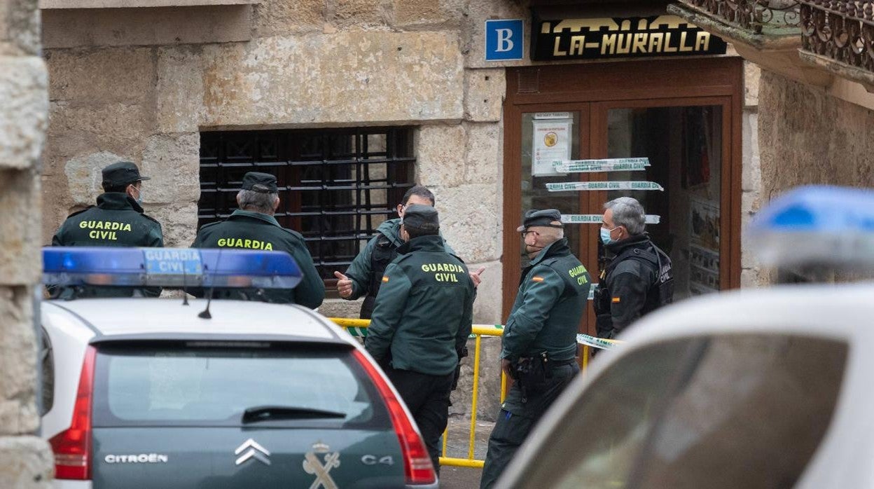 Guardia Civil en en lugar del suceso, donde ha fallecido un varón por herida de arma blanca