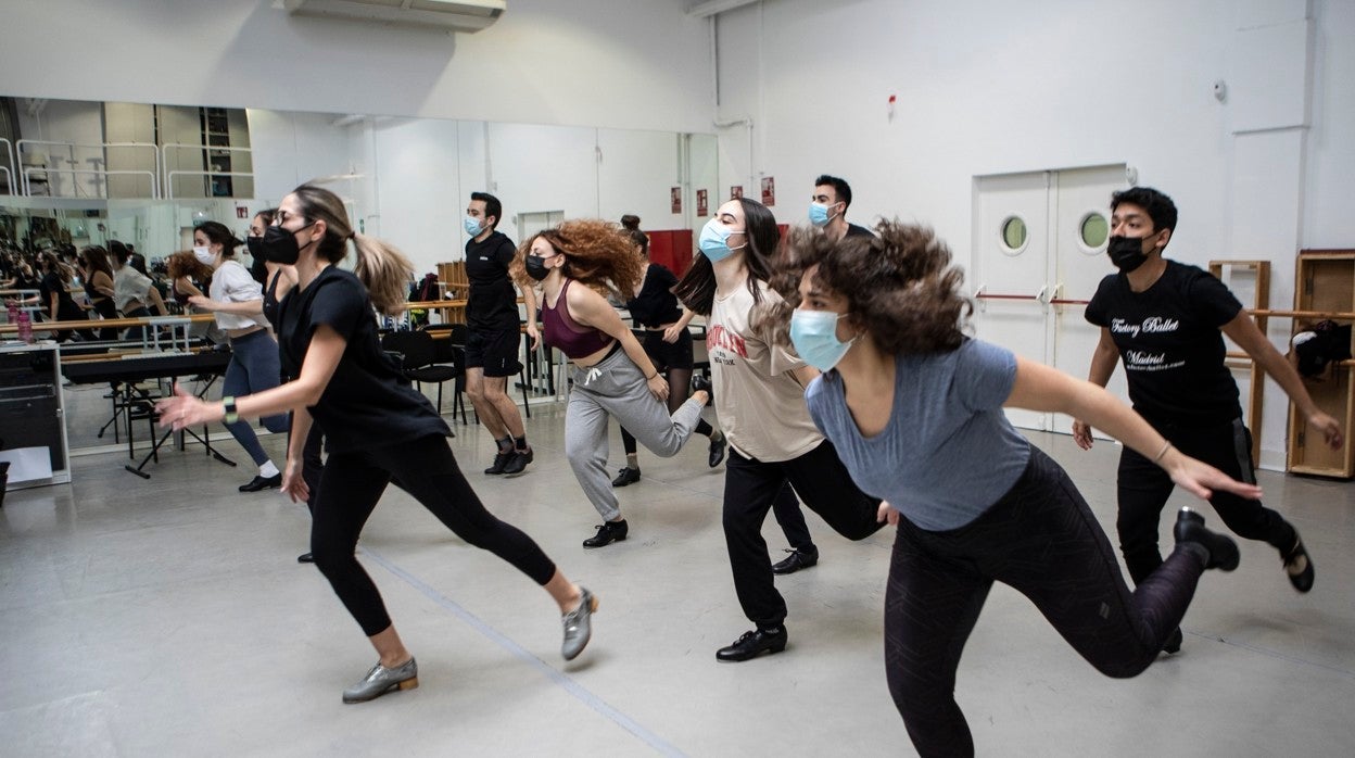 Alumnos en la clase de claqué