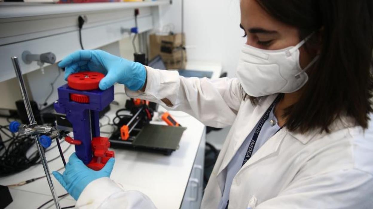 Una investigadora, en el laboratorio del IMDEA Materiales