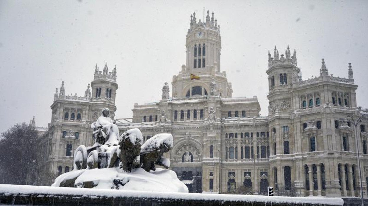 La fuente de Cibeles, frente a la sede del Ayuntamiento, tras el paso de Filomena
