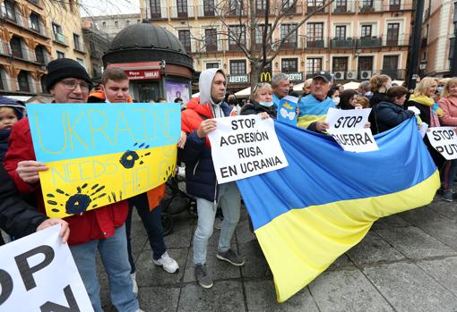 Algunos de los concentrados este sábado en Toledo, con la bandera de Ucrania