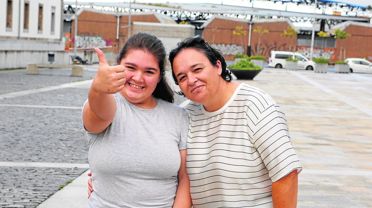 Mariela, a la izquierda, aquejada de una enfermedad rara