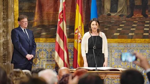 Una consejera de Ximo Puig califica de «aberrante» la presencia de la bandera de España en los colegios