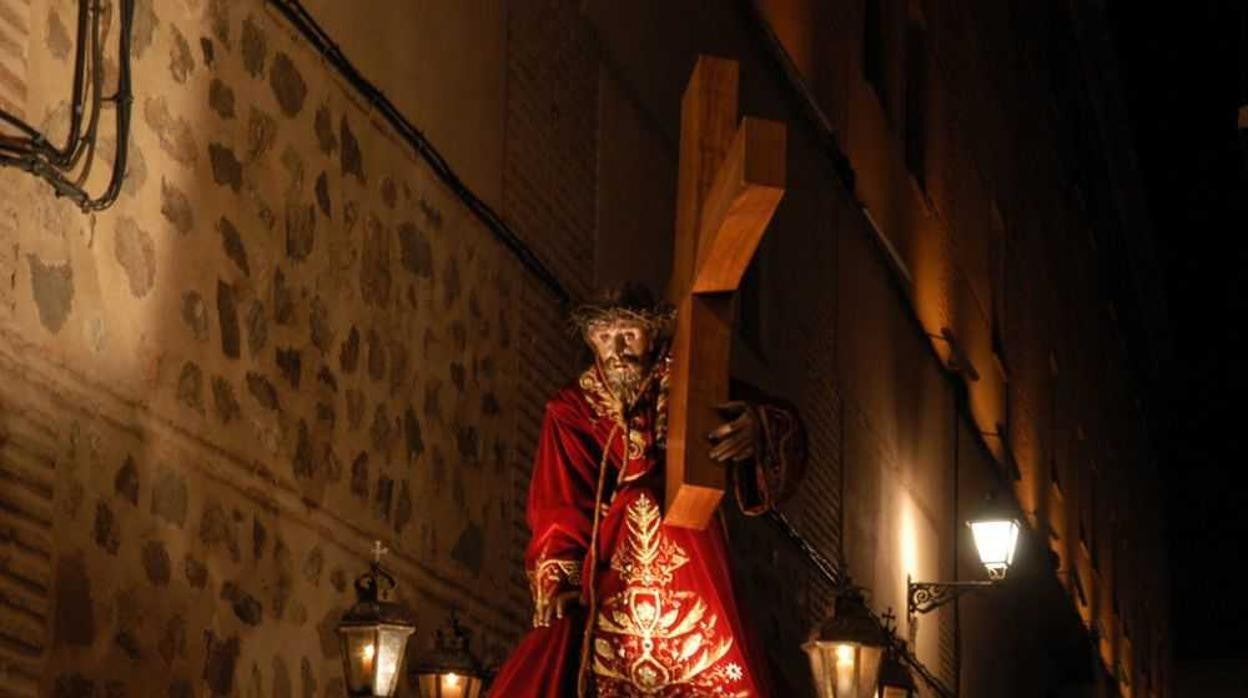 El Cristo Redentor en plena procesión por las calles de Toledo