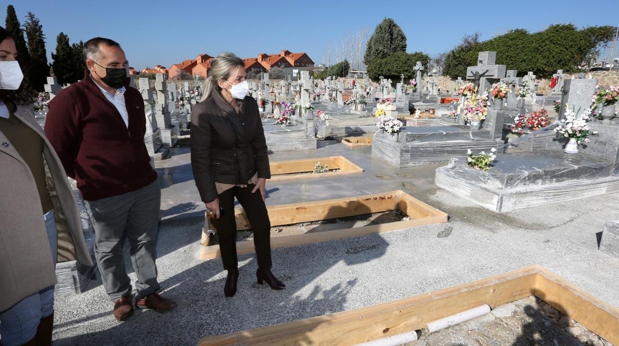 Tolón durante su visita a las obras realizadas en el cementerio municipal