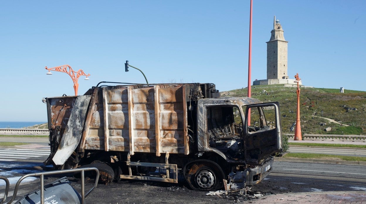 Uno de los camiones de basura ardió cerca de la Torre de Hércules