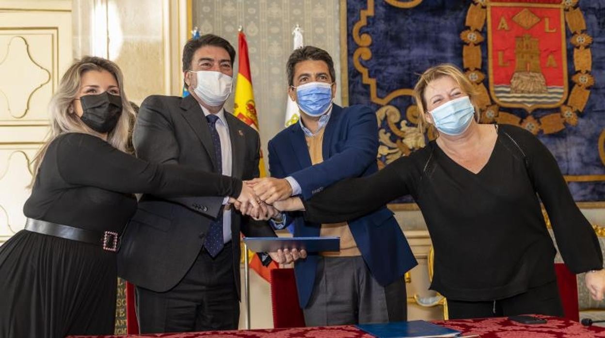 La vicealcaldesa, Marí Carmen Sánchez, el alcalde, Luis Barcala, el presidente de la Diputación, Luis Barcala, y la diputada Ana Serna, en la firma del convenio del centro de congresos