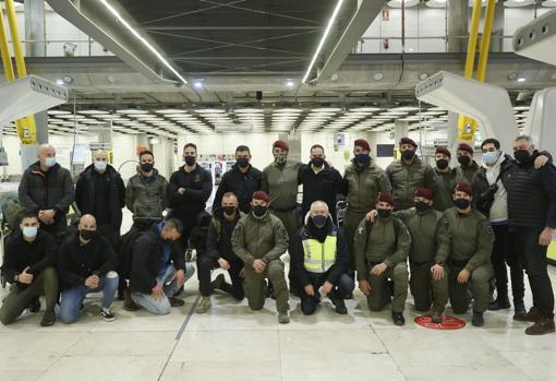 Miembros de las Fuerzas de Seguridad del Estado, tras escoltar a los civiles españoles hasta Madrid