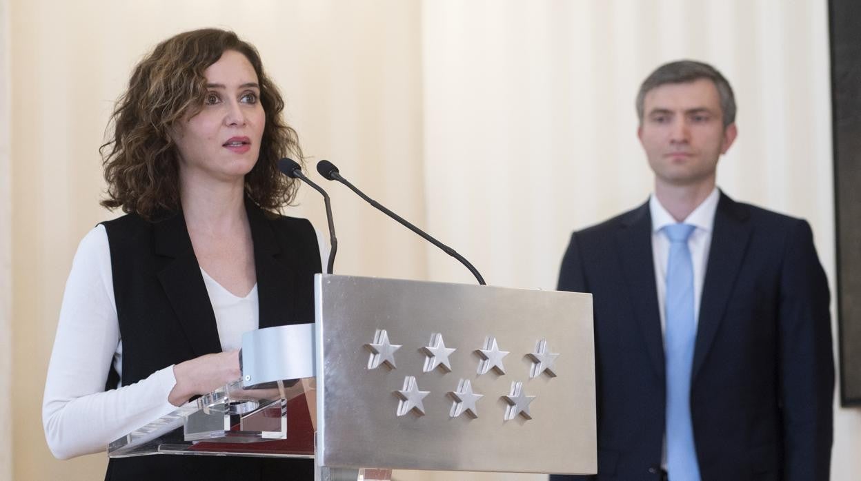 La presidenta madrileña, Isabel Díaz Ayuso, junto al ministro consejero y encargado de Negocios de la Embajada de Ucrania