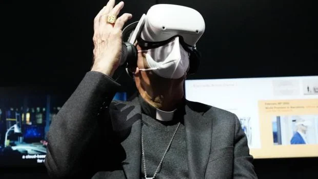 El cardenal Omella acude al MWC para probar la «realidad virtual» aplicada en Notre Dame