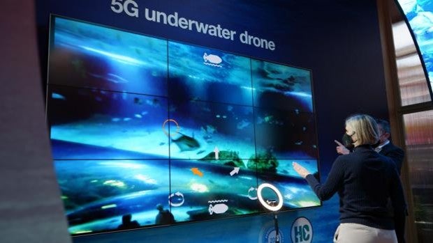 El 5G permite controlar con gestos un dron sumergido entre los tiburones del Oceanogràfic desde el Mobile World Congress