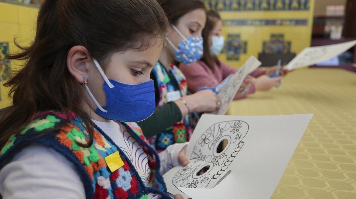 Niñas recortan máscaras mexicanas en el Museo de la Emigración Leonesa