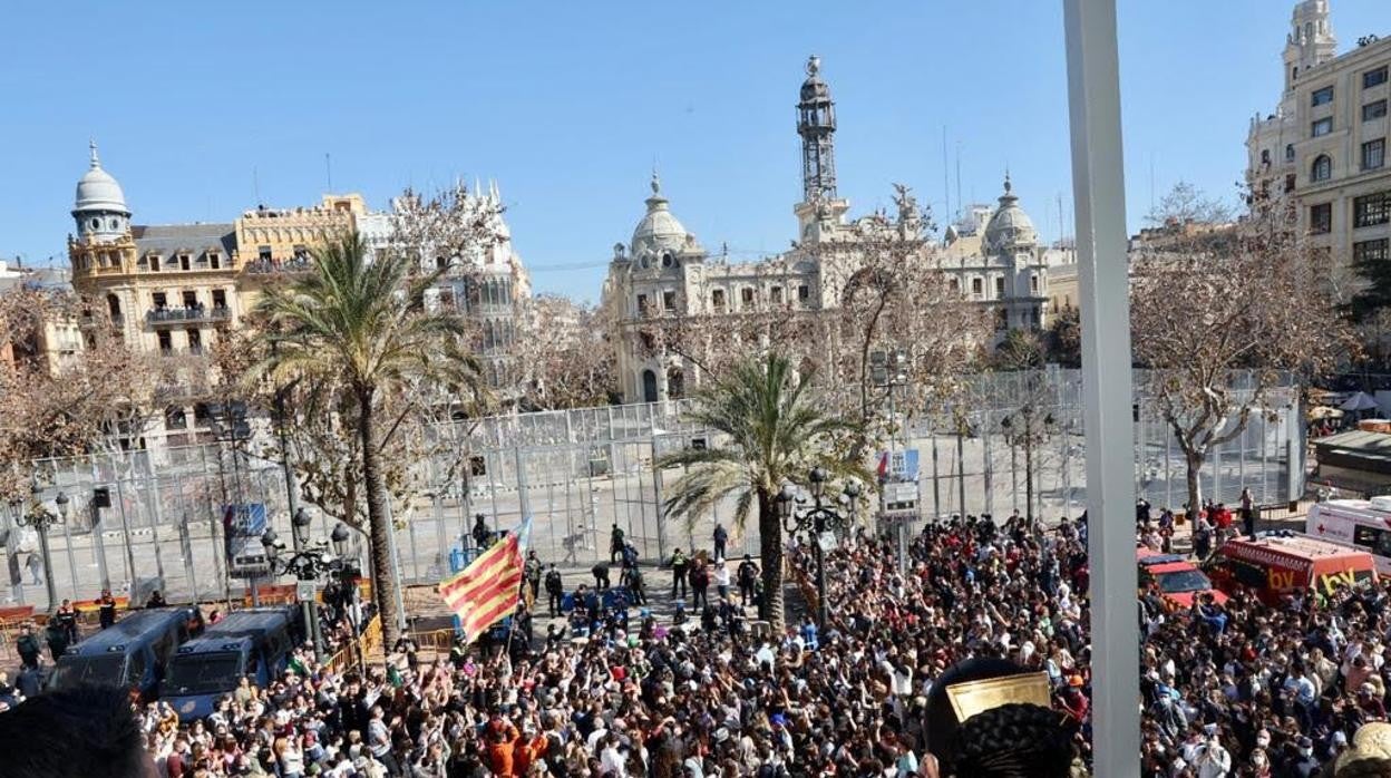 Imagen tomada durante la mascletà del 1 de marzo en la plaza del Ayuntamiento de Valencia