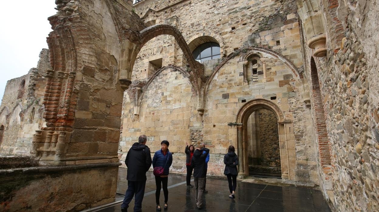 Turistas visitando el monasterio de Carracedo en León