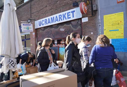 Almeida, durante su visita al Ucramarket: «Comparto la decisión del Gobierno a pesar de sus titubeos y vaivenes»