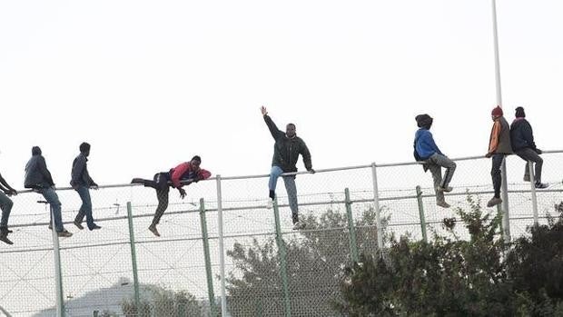 Más de 2.500 inmigrantes subsaharianos intentan asaltar la valla de Melilla y 500 logran entrar