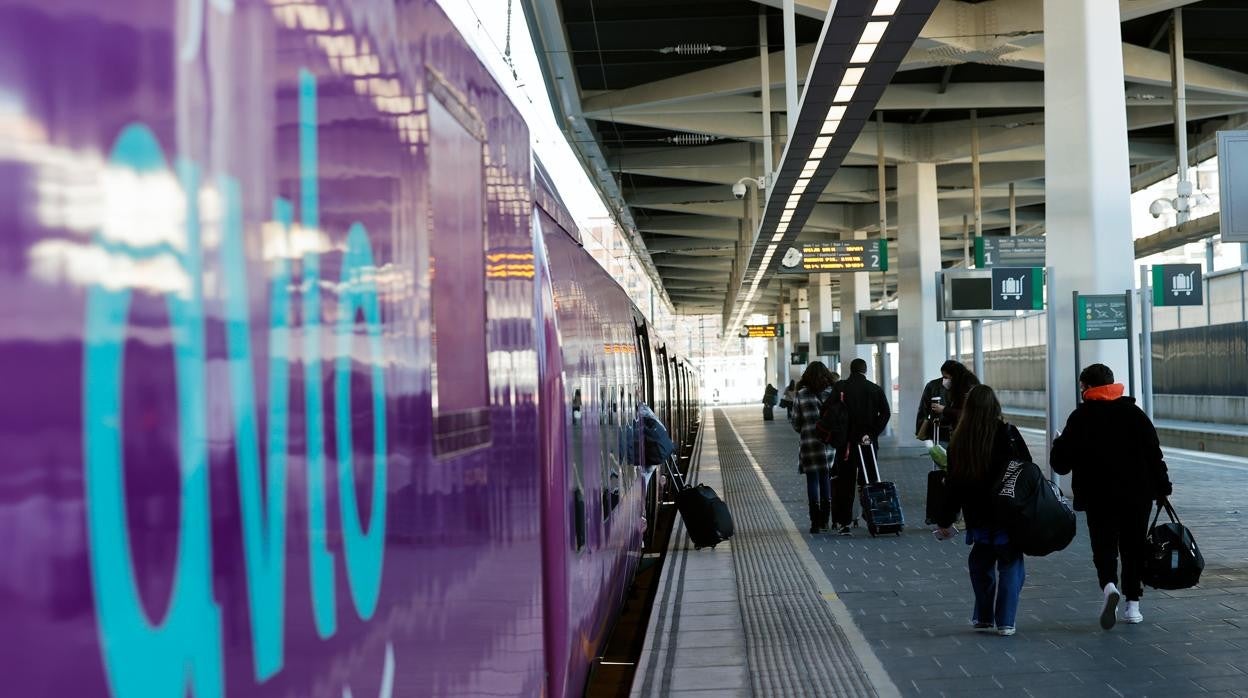 Imagen de archivo de un tren AVLO entre Valencia y Madrid