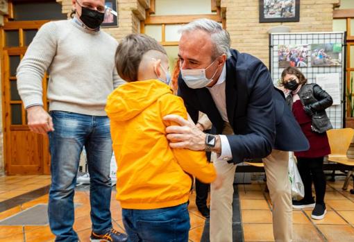 El alcalde de Zaragoza, Jorge Azcón, con uno de los niños de familias ucranianas refugiadas en la capital aragonesa