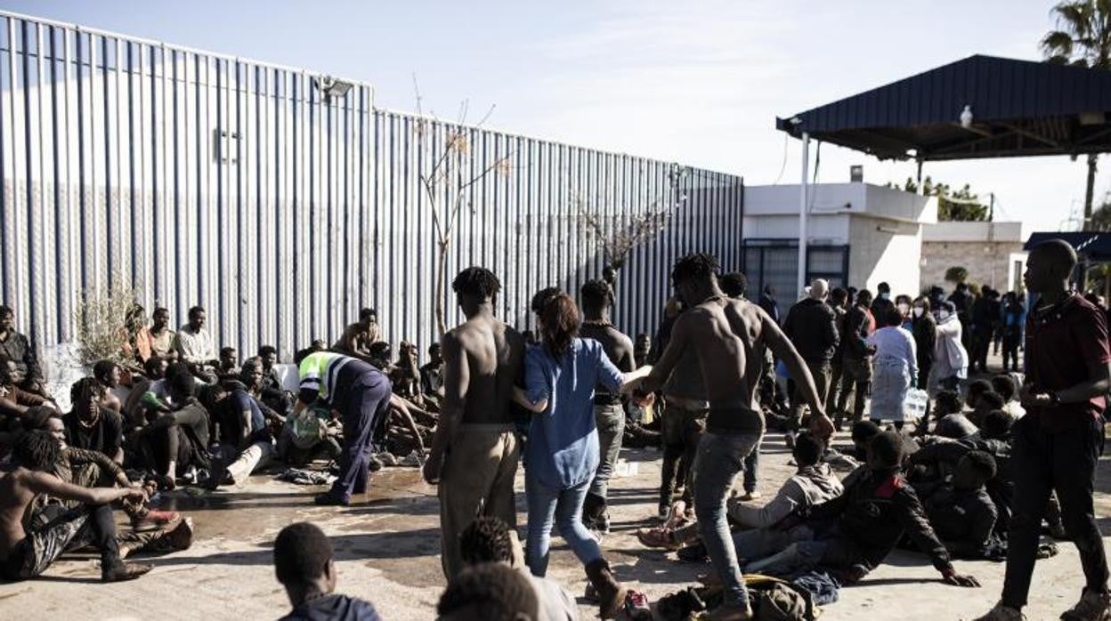 Inmigrantes subsaharianos junto a voluntarios ayer miércoles tras un salto masivo en Melilla