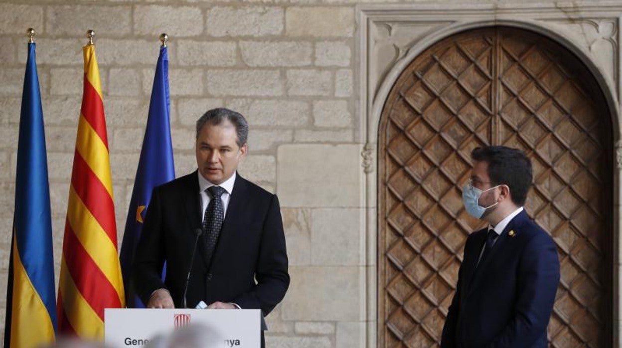 El president de Cataluña, Pere Aragonès, junto al cónsul de Ucrania en Barcelona