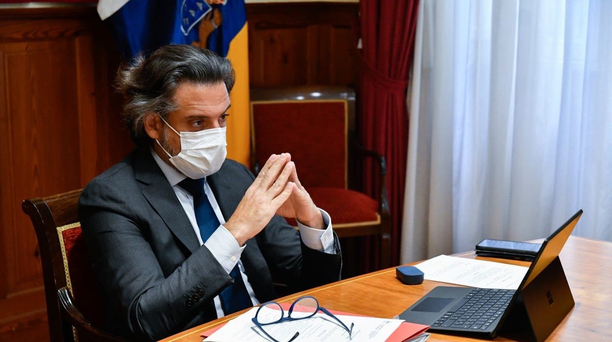 Gustavo Matos, presidiendo la reunión de la Mesa del Parlamento de Canarias