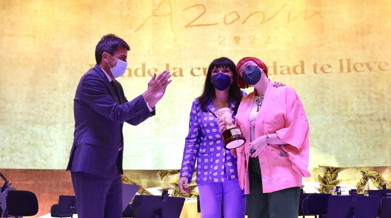 Imagen de la escritora María Zaragoza al recibir el Premio Azorín