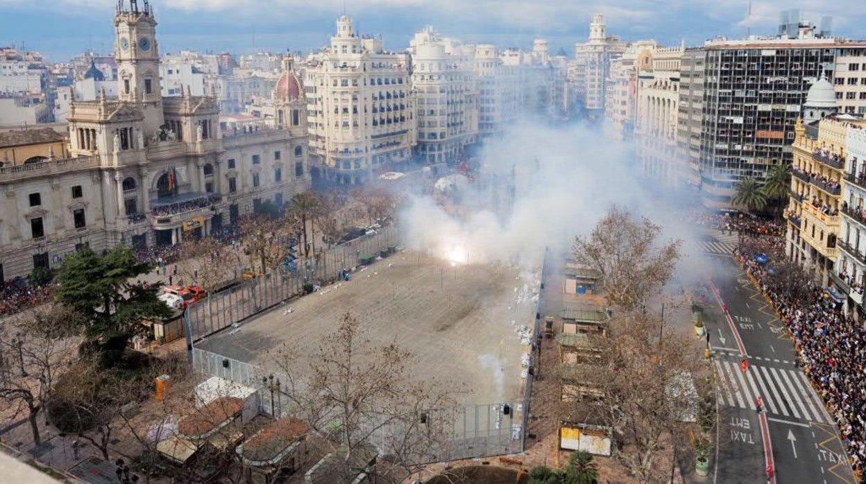 Imagen panorámica de la plaza del Ayuntamiento durante una mascletà