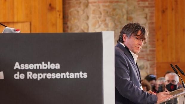 Puigdemont pide independizarse de los partidos tras ser reelegido presidente del Consell per la República,