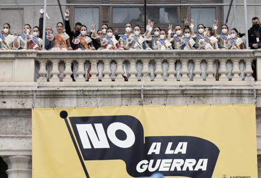 Imagen de la pancarta con el lema «No a la guerra» en el balcón del Ayuntamiento de Valencia