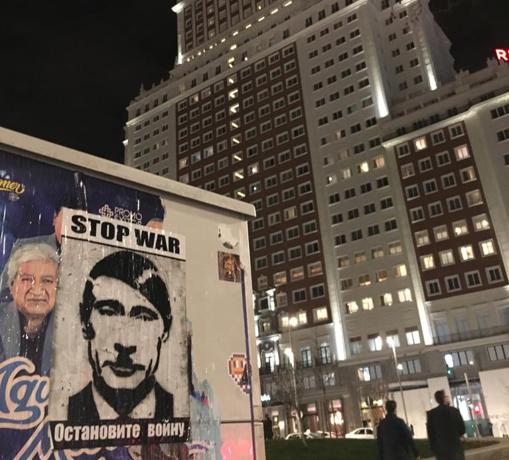 Uno de los carteles pegado en la Plaza de España