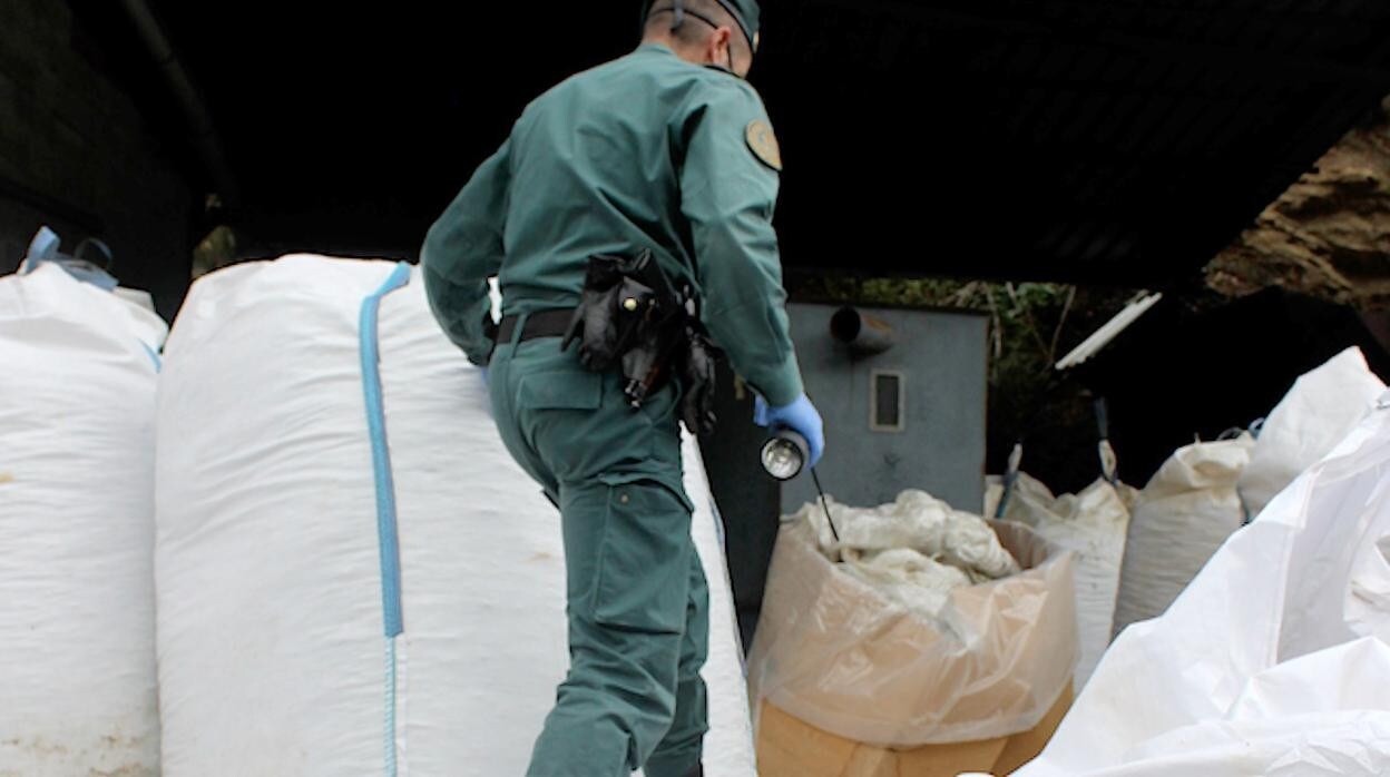 El Seprona localiza en Igüeña (León) 300 toneladas de residuos almacenados de forma ilegal