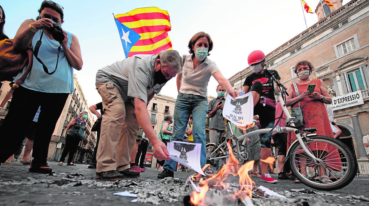 Quema de fotos del Rey en la plaza Sant Jaume de Barcelona, en junio de 2021