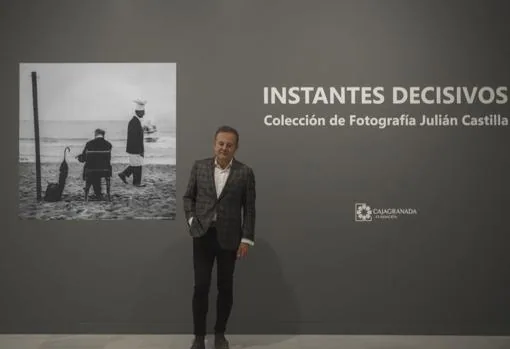 Julián Castilla ante el cartel de su exposiciión en Granada